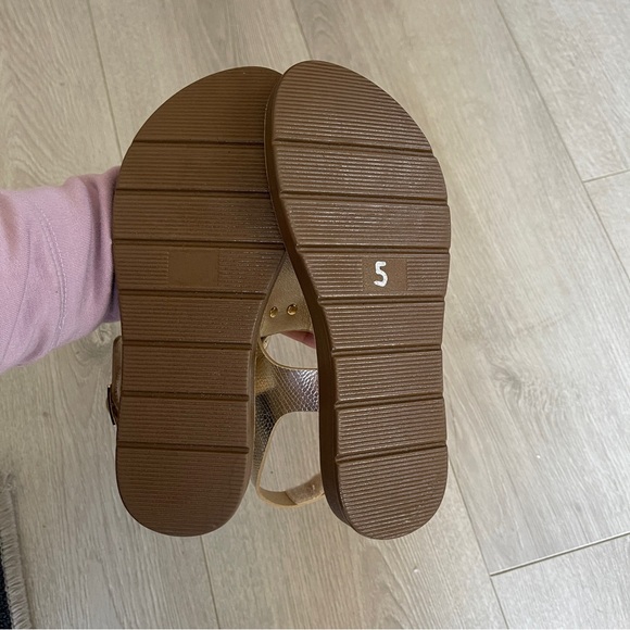 Sandals BCBG Girls metallic gold color size 2 - Picture 4 of 9